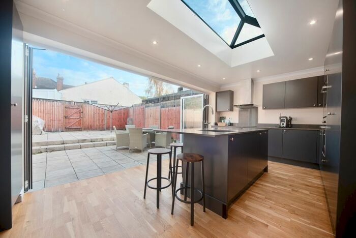 5 Bedroom Property To Rent In Streatham Road, London, SW16