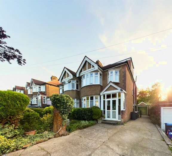 Houses for sale & to rent in CR2 7JH, Croham Valley Road, Selsdon And Ballards South Croydon