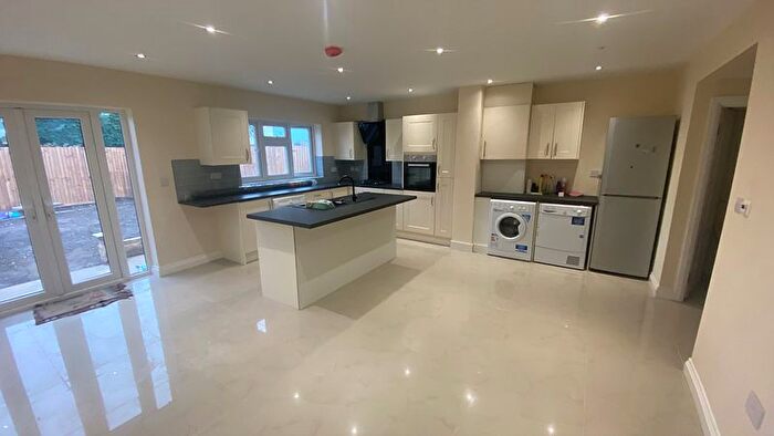 3 Bedroom Semi-Detached House To Rent In Gainsborough Road, New Malden, KT3