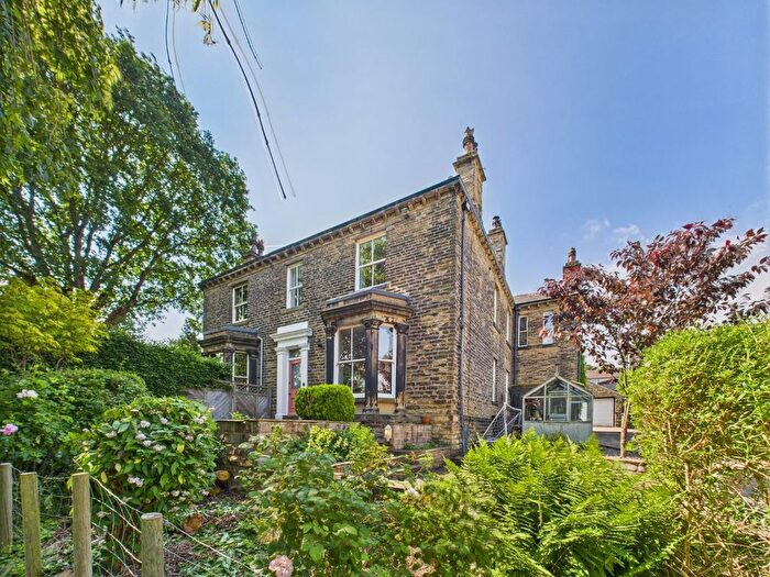 5 Bedroom Semi-Detached House For Sale In The Drive, Greengates, BD10