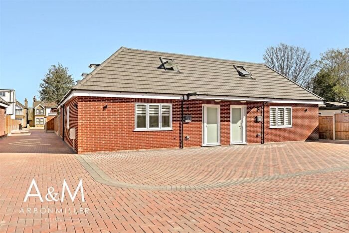 4 Bedroom Chalet For Sale In Annas Gardens, Romford, RM2