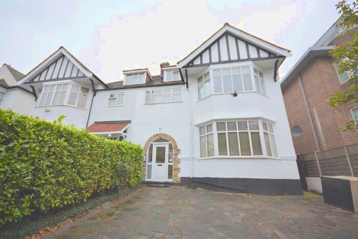 Studio To Rent In Queens Road, London NW4