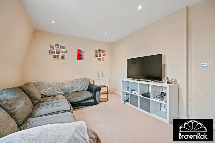 2 Bedroom Apartment To Rent In Great North Road, Hatfield, AL9