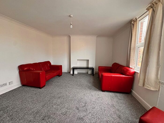 3 Bedroom Flat To Rent In Tooting Bec Road, London, SW17