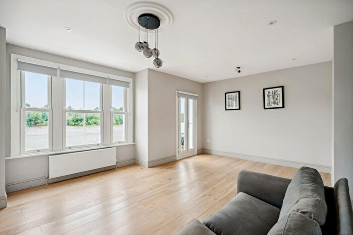 3 Bedroom Apartment For Sale In Lonsdale Road, London, SW13