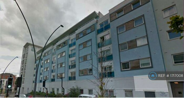 2 Bedroom Flat To Rent In Station Approach, Epsom, KT19