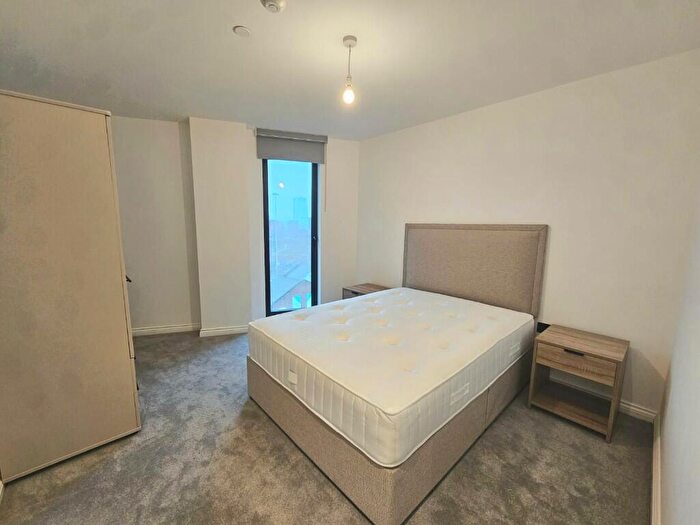 2 Bedroom Apartment To Rent In Whitehall Road, Leeds, West Yorkshire, LS12