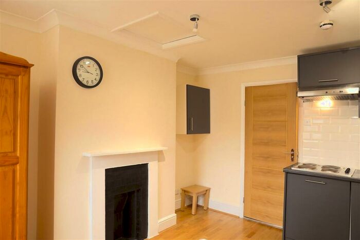 Flat To Rent In Mile End Road, London, E1