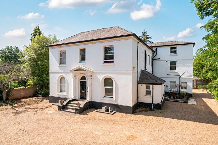 2 Bedroom Flat For Sale In Woburn Hill, Addlestone, KT15