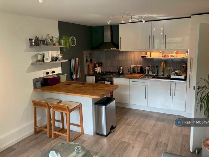 3 Bedroom Flat To Rent In Cranborne Close, Potters Bar, EN6