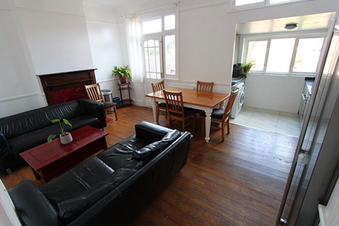 4 Bedroom Flat To Rent In Undine Street, Tooting Broadway, SW17