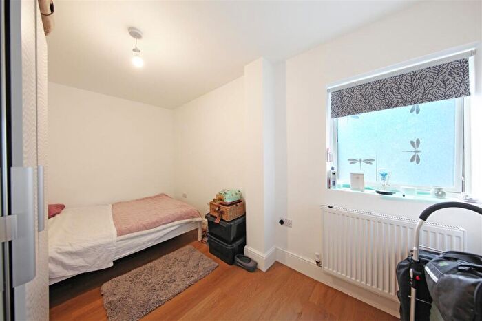 3 Bedroom Flat To Rent In Pine Road, London, NW2