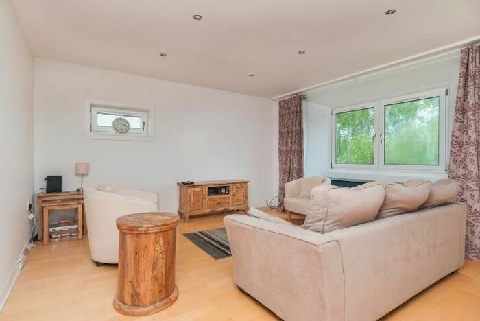 2 Bedroom Flat To Rent In Blackthorn Court, Edinburgh, EH4