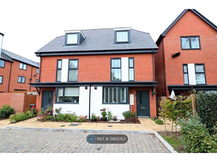 3 Bedroom Semi-Detached House To Rent In Bowden Row, Reading, RG30