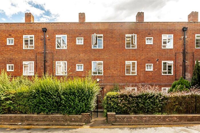 1 Bedroom Flat For Sale In Westbrook House, Victoria Park Square, London, E2
