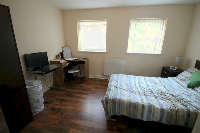 4 Bedroom Town House To Rent In Blue Fox Close, West End, Leicester, LE3