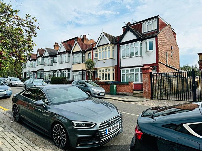 3 Bedroom Flat To Rent In Montagu Road, London, NW4