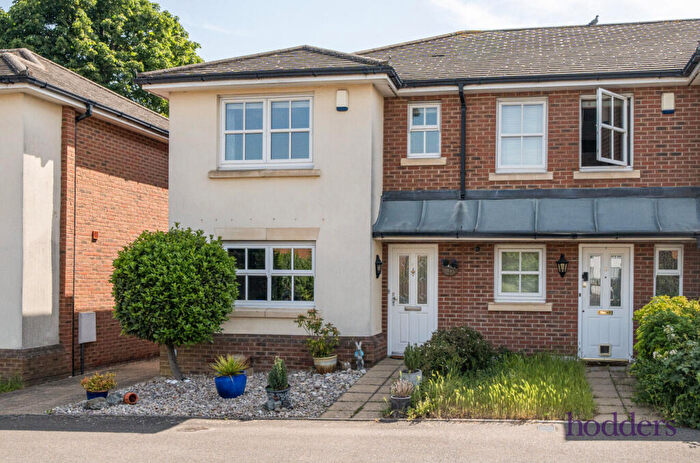 3 Bedroom End Of Terrace House For Sale In Addlestone, Surrey, KT15