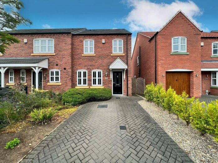 3 Bedroom End Of Terrace House To Rent In Bowland Way, Kingswood, HU7