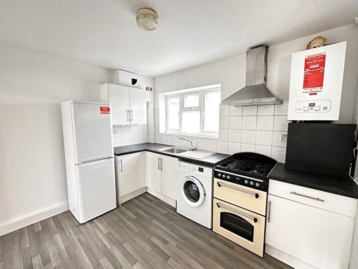 3 Bedroom Flat To Rent In Queensgate Longwood Gardens, Ilford, Essex, Ea, Uk, IG5