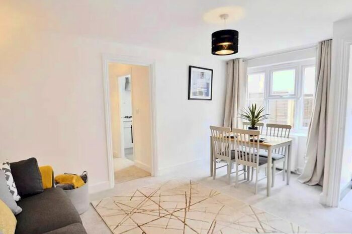 1 Bedroom Flat To Rent In Bloemfontein Avenue, London, W12