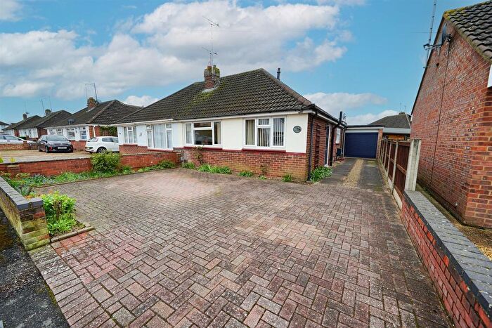 2 Bedroom Bungalow To Rent In Clipstone Crescent, Leighton Buzzard, LU7