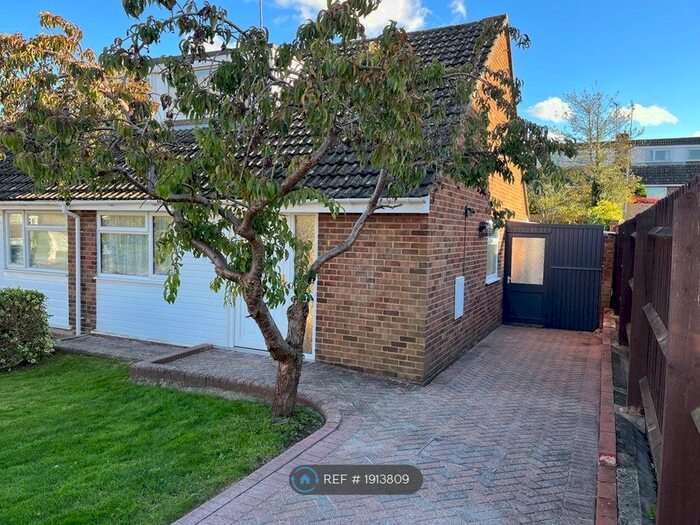 3 Bedroom Semi-Detached House To Rent In Meadow View, Banbury, OX16