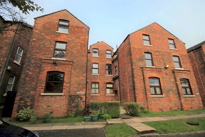 2 Bedroom Flat To Rent In Victoria Terrace, - Hathersage Road, Manchester, M13
