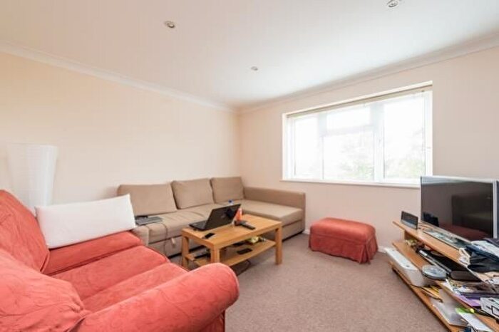 2 Bedroom Flat To Rent In Larch Close, Botley, OX2