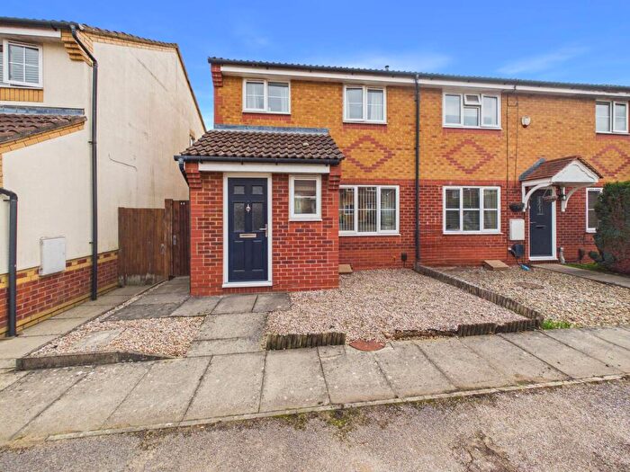 3 Bedroom Terraced House For Sale In Weavers Green, Sandy, SG19
