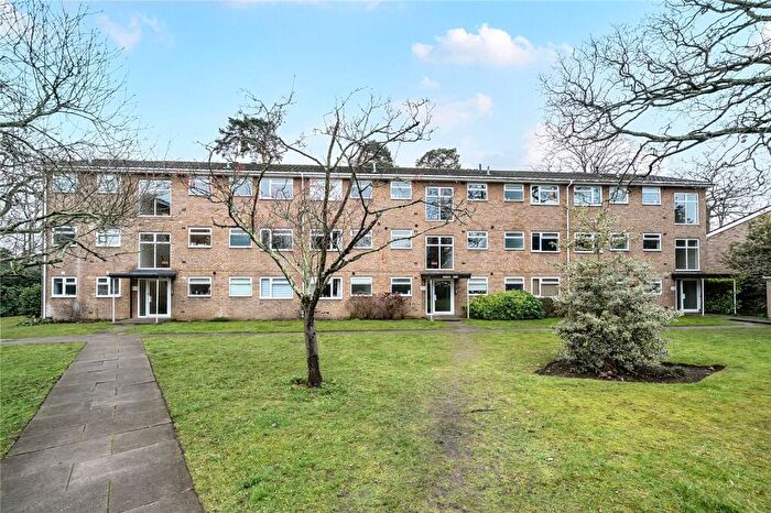 2 Bedroom Flat For Sale In Oakdene Court, Walton-On-Thames, KT12