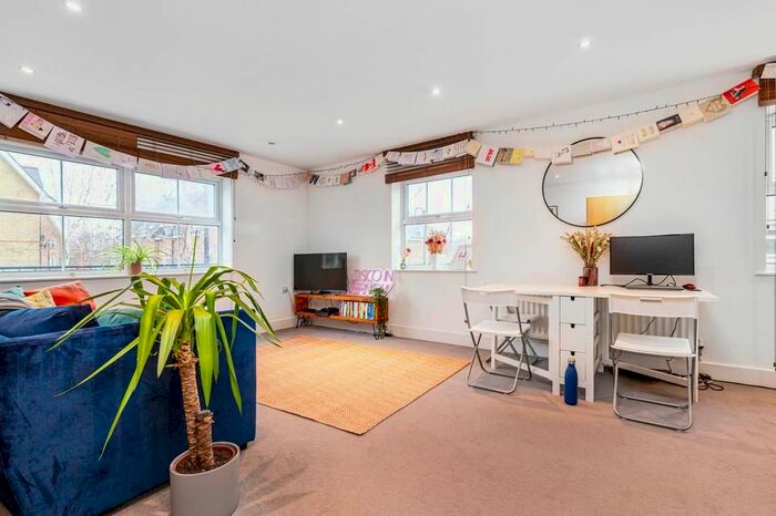 2 Bedroom Flat To Rent In Hayes Grove, London SE22