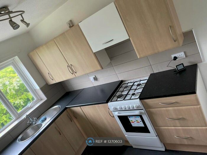 2 Bedroom Maisonette To Rent In Featherby Drive, Glen Parva, Leicester, LE2