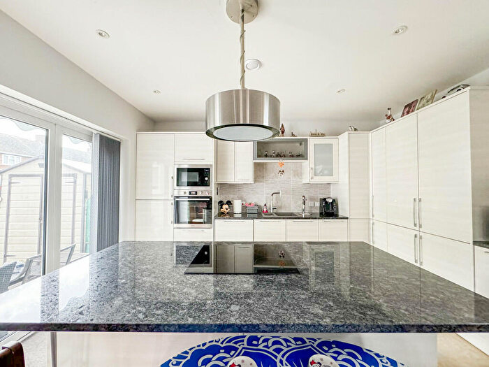 1 Bedroom Detached Bungalow For Sale In Wedgwood Way, Rochford, SS4