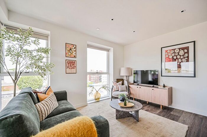 2 Bedroom Flat To Rent In Alexandra Gate, Wood Green, London, N8