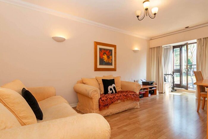 2 Bedroom Apartment To Rent In Balmoral Court, Scotland Street, B1