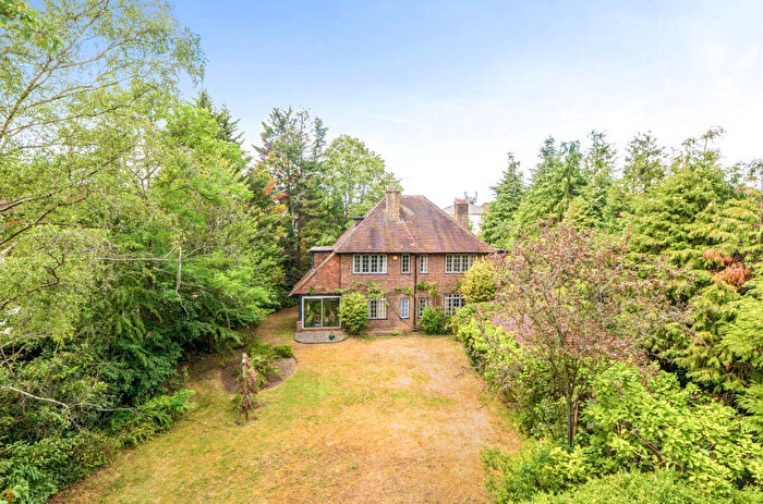 4 Bedroom Detached House For Sale In North Common, Weybridge, KT13