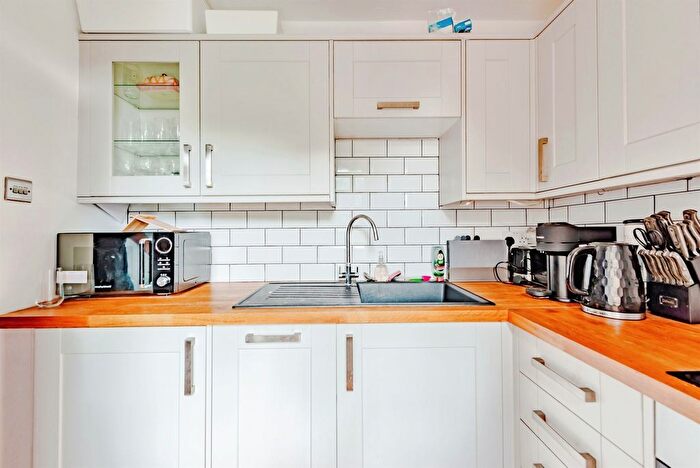 1 Bedroom Flat For Sale In Horley Road, Redhill, RH1