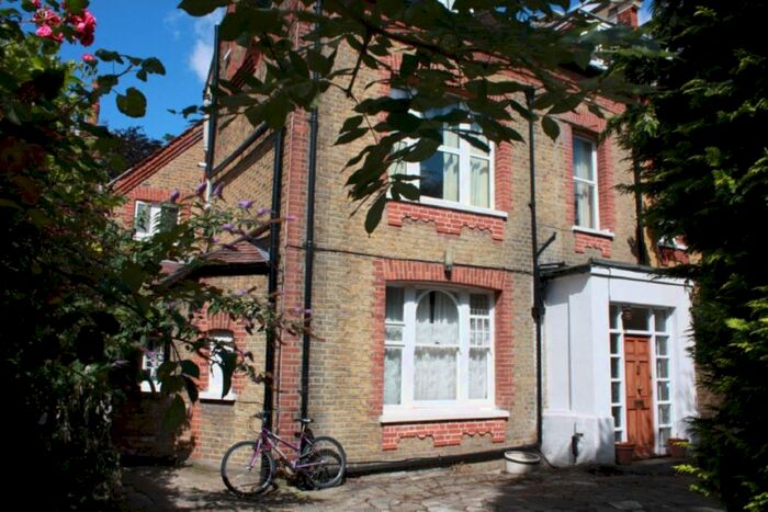 Studio To Rent In Malbrook Road, London, SW15