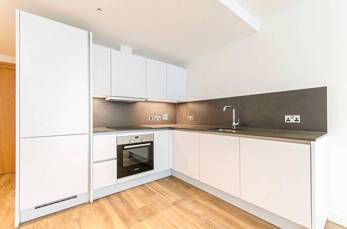 1 Bedroom Flat To Rent In Three Colts Lane, Bethnal Green, London, E2