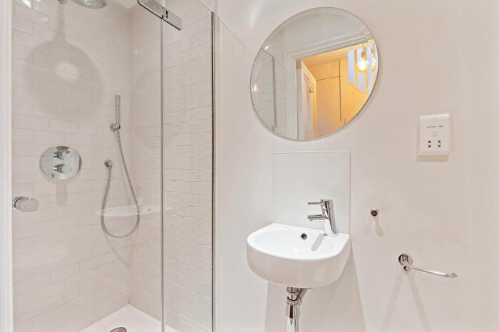 2 Bedroom Apartment To Rent In Gayville Road, London, SW11
