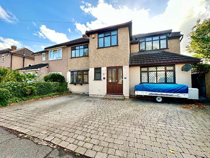 5 Bedroom Semi-Detached House For Sale In St. Andrews Avenue, Hornchurch, RM12