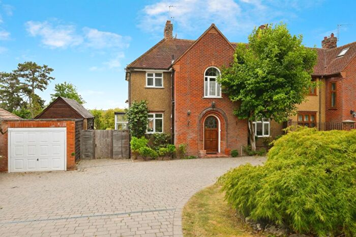 3 Bedroom Semi-Detached House For Sale In College Road, Hoddesdon, EN11