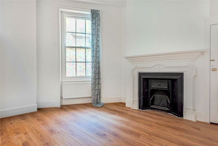 3 Bedroom Flat To Rent In Green Lanes, Palmers Green, London, N13