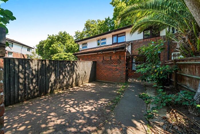 3 Bedroom Terraced House For Sale In Frankland Close, London, SE16