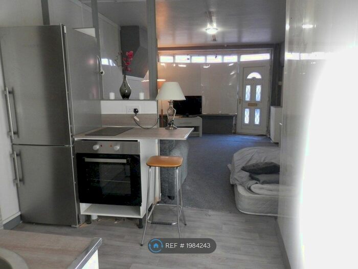 Studio To Rent In Newcastle Under Lyme, Newcastle Under Lyme, ST5