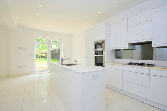 5 Bedroom Semi-detached House To Rent In Alexandra Grove, North Finchley, London, N12