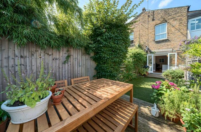 2 Bedroom Flat To Rent In Avondale Road, London, SW14