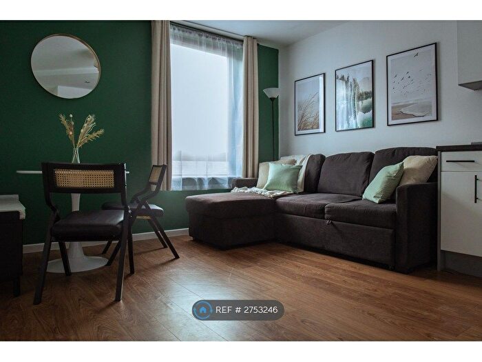 2 Bedroom Flat To Rent In Basilica, Leeds, LS1