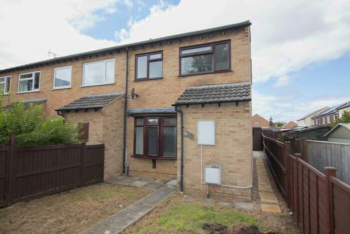 3 Bedroom End Of Terrace House To Rent In Chestnut Close, Frome, BA11